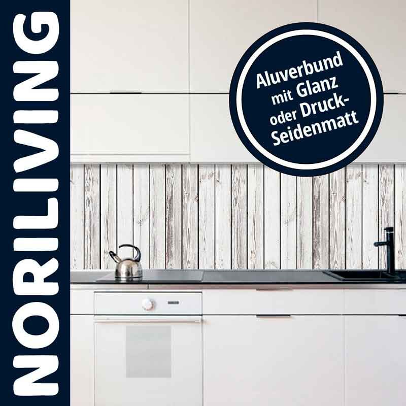 Helle Küche mit Noriliving Aluverbund Rückwand in Holzoptik, glänzend oder Druck-Seidenmatt