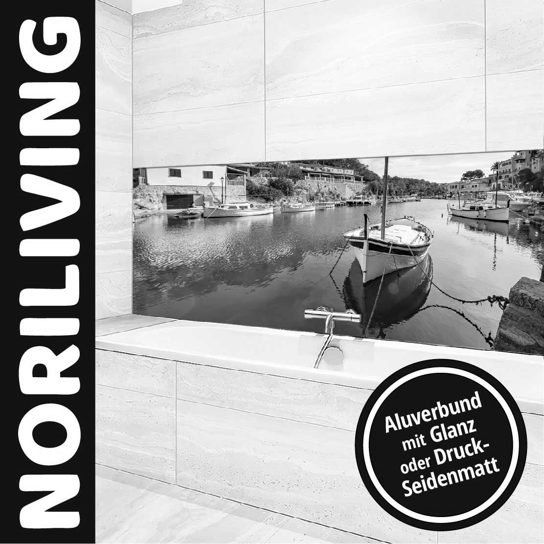 Ansicht des Badrückwand-Motivs Idyllisches Fischerdorf Port De Cala Figuera 889 schwarz-weiß Unterkante