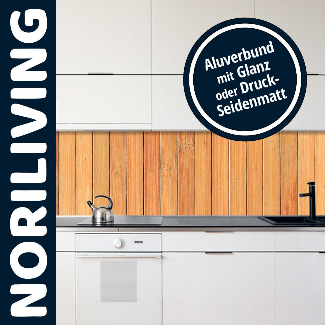 Moderne Küche mit Aluverbund-Rückwand in Holzoptik, hergestellt von Noriliving, erhältlich in Glanz oder Druck-Seidenmatt.