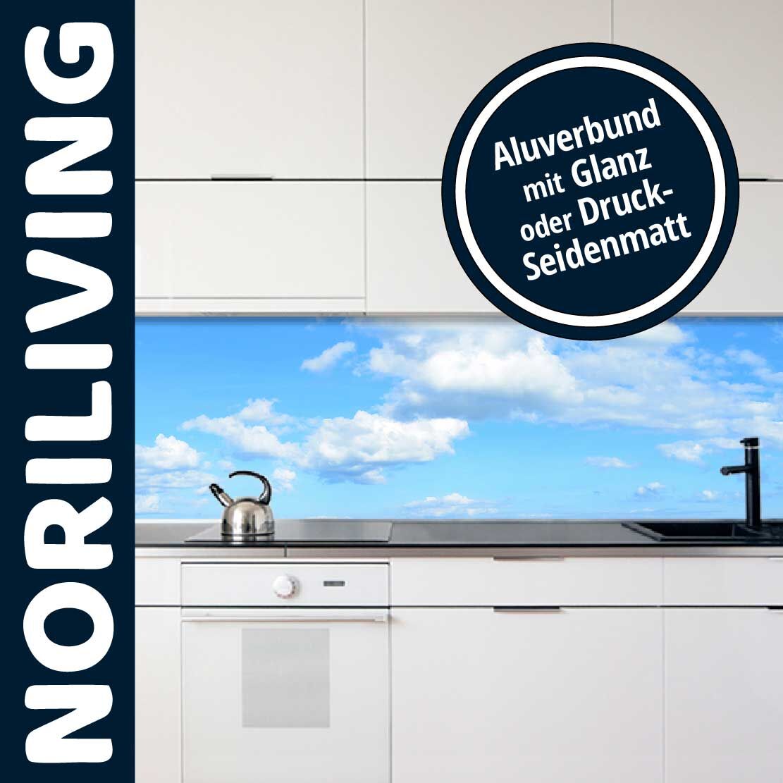 Helle Küche mit Himmelmotiv auf Spritzschutz aus Aluverbund, mit Wasserkocher und Spüle