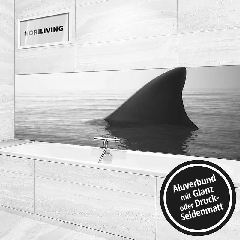 Ansicht des Badrückwand-Motivs Haifischflosse über Meerwasser 782 schwarz-weiß Höhe zentriert