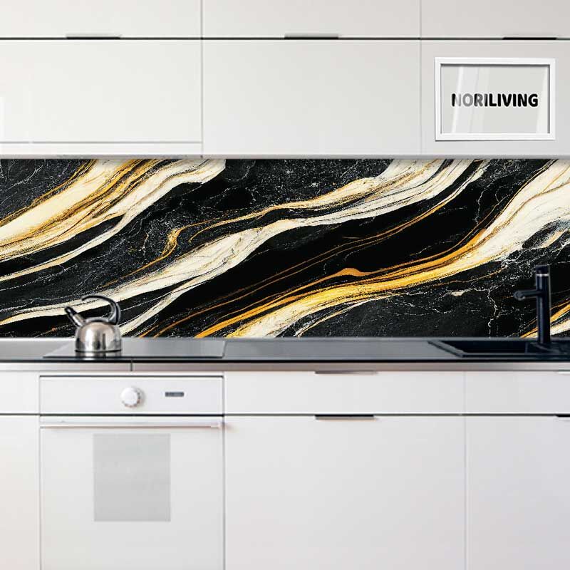 in der Küche eingebaute Küchenrückwand mit Motiv Marmor dunkelgrau und beige mit goldfarbigen Einschlüssen 069