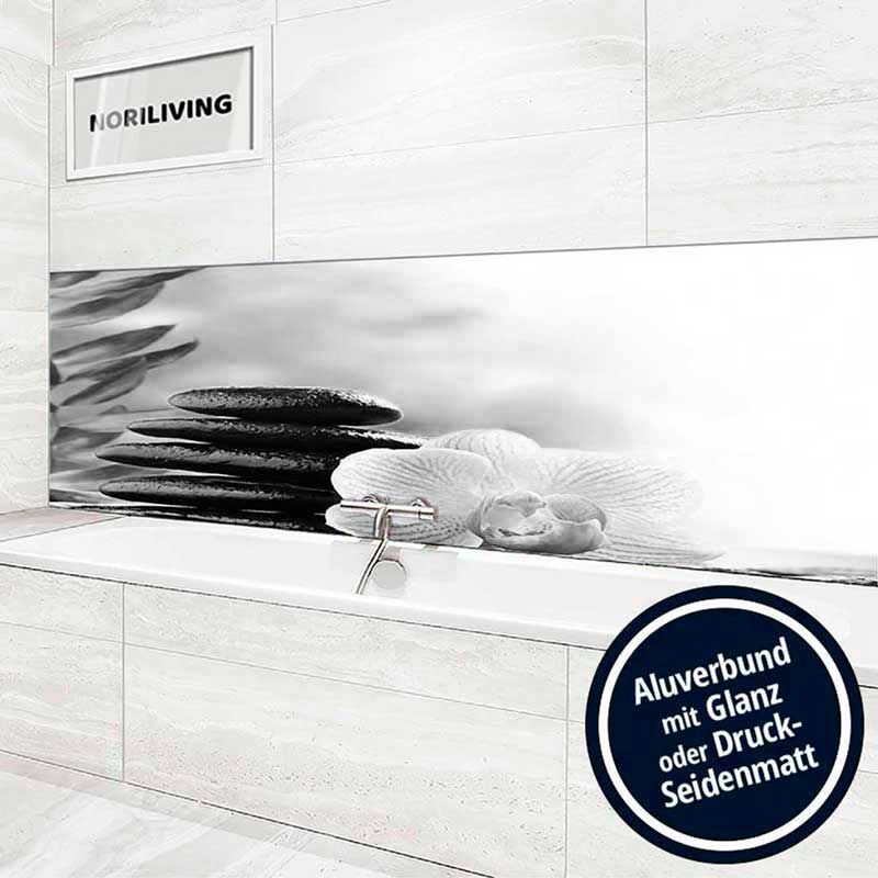 Badezimmer mit Wanddekor aus Aluverbund, Glanz- oder Seidenmattoptik, und modernen Armaturen