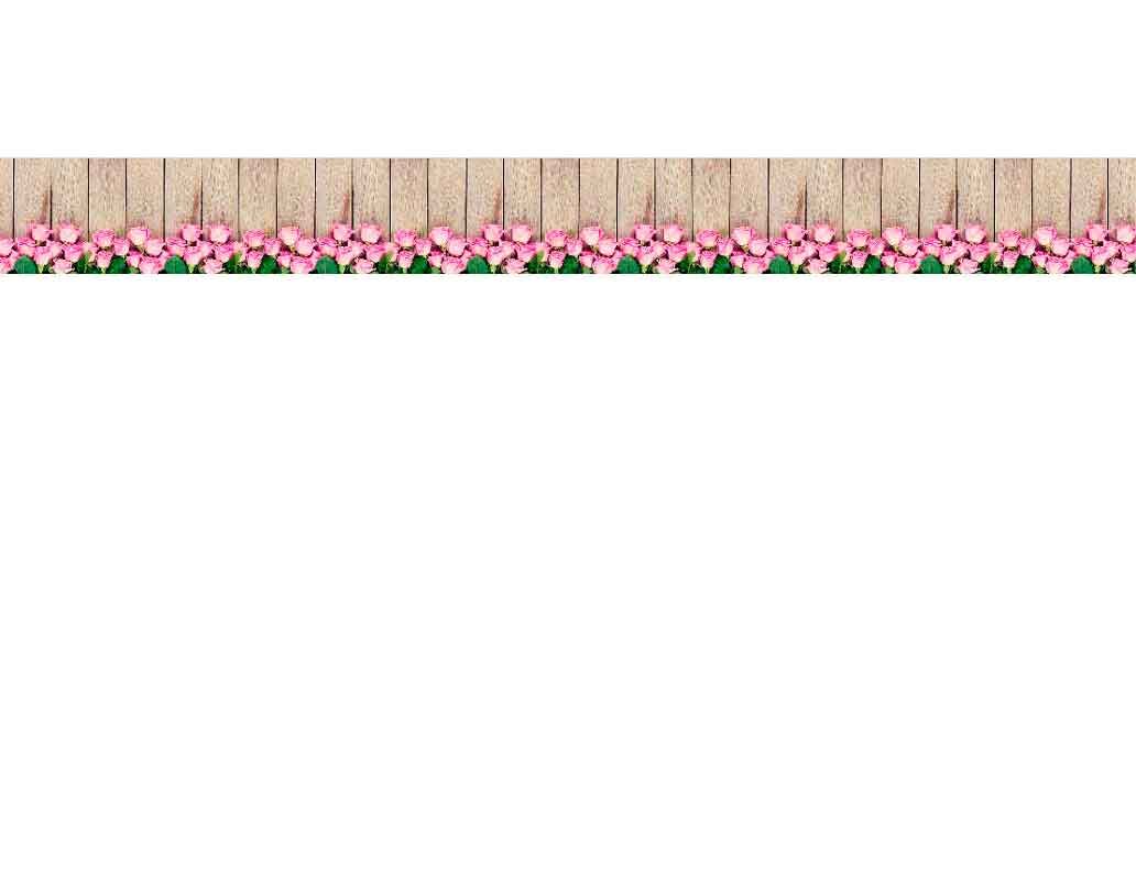 Dekorative rosa Blumen vor einem Holzhintergrund
