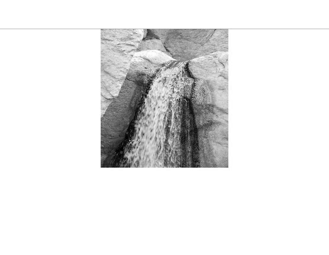 Ansicht des Badrückwand-Motivs Wasserfall Sandstein 719 schwarz-weiß