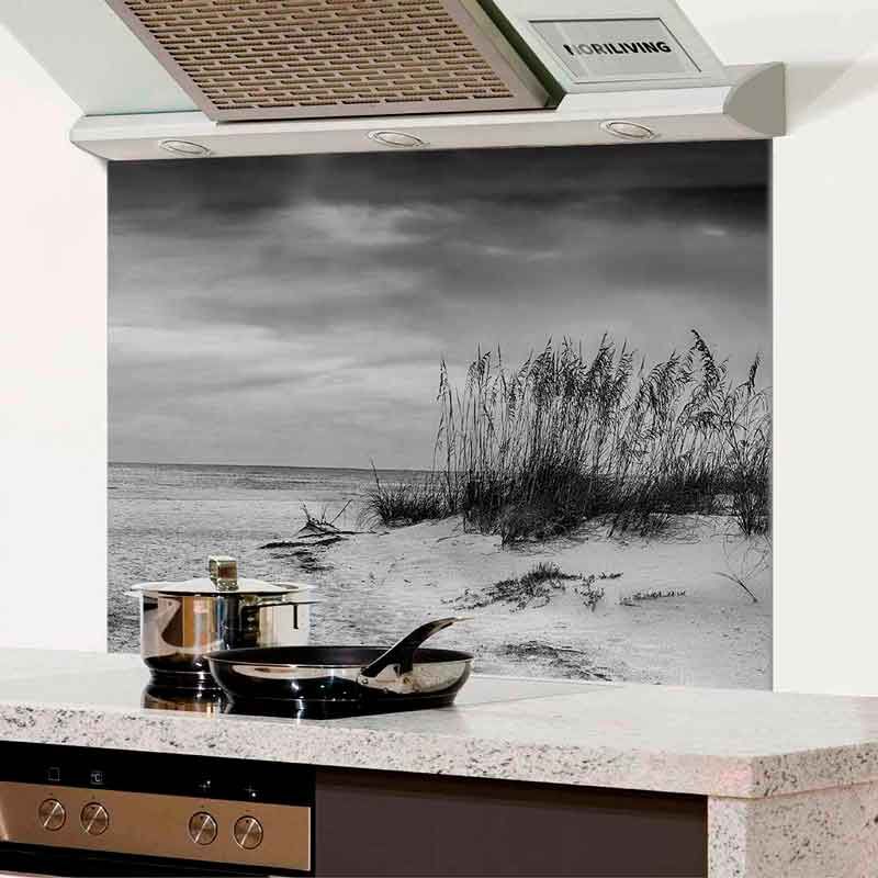Schwarz-weißes Strandmotiv auf Küchenrückwand mit Kochtopf und Pfanne im Vordergrund