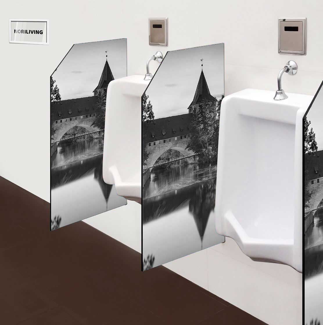 in der Toilette eingebaute Schamwand mit Motiv Schlayerturm und Pegnitzbrücke Altstadt Nürnberg 525 schwarz-weiß