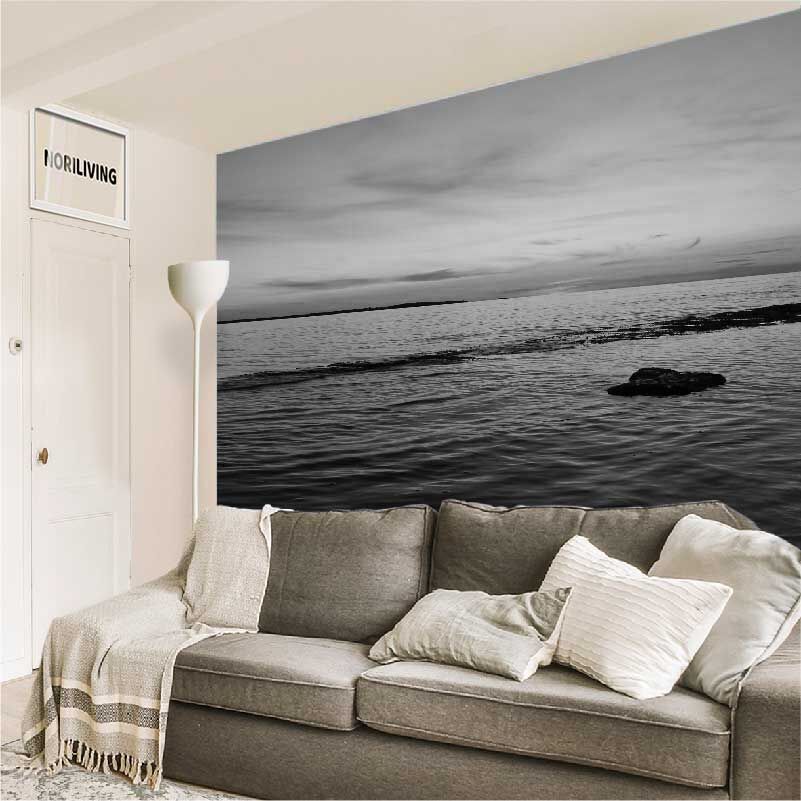 im Wohnzimmer eingebaute Wohnzimmerrückwand mit Motiv Strand bei Sonnenuntergang Fazana Kroatien 932 schwarz-weiß