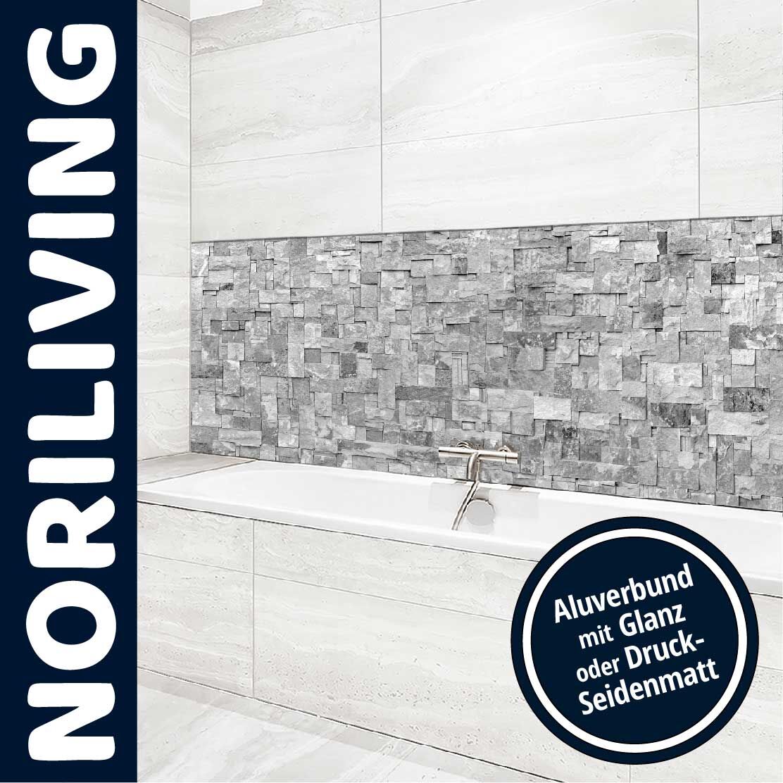 Badezimmer mit grauen Aluverbund-Paneelen in Steinoptik hinter Badewanne