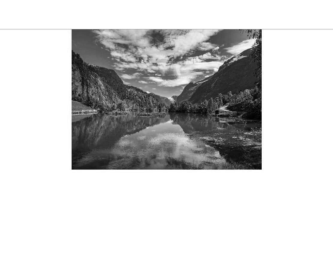 Ansicht des Badrückwand-Motivs Gebirgssee in Norwegen 798 schwarz-weiß