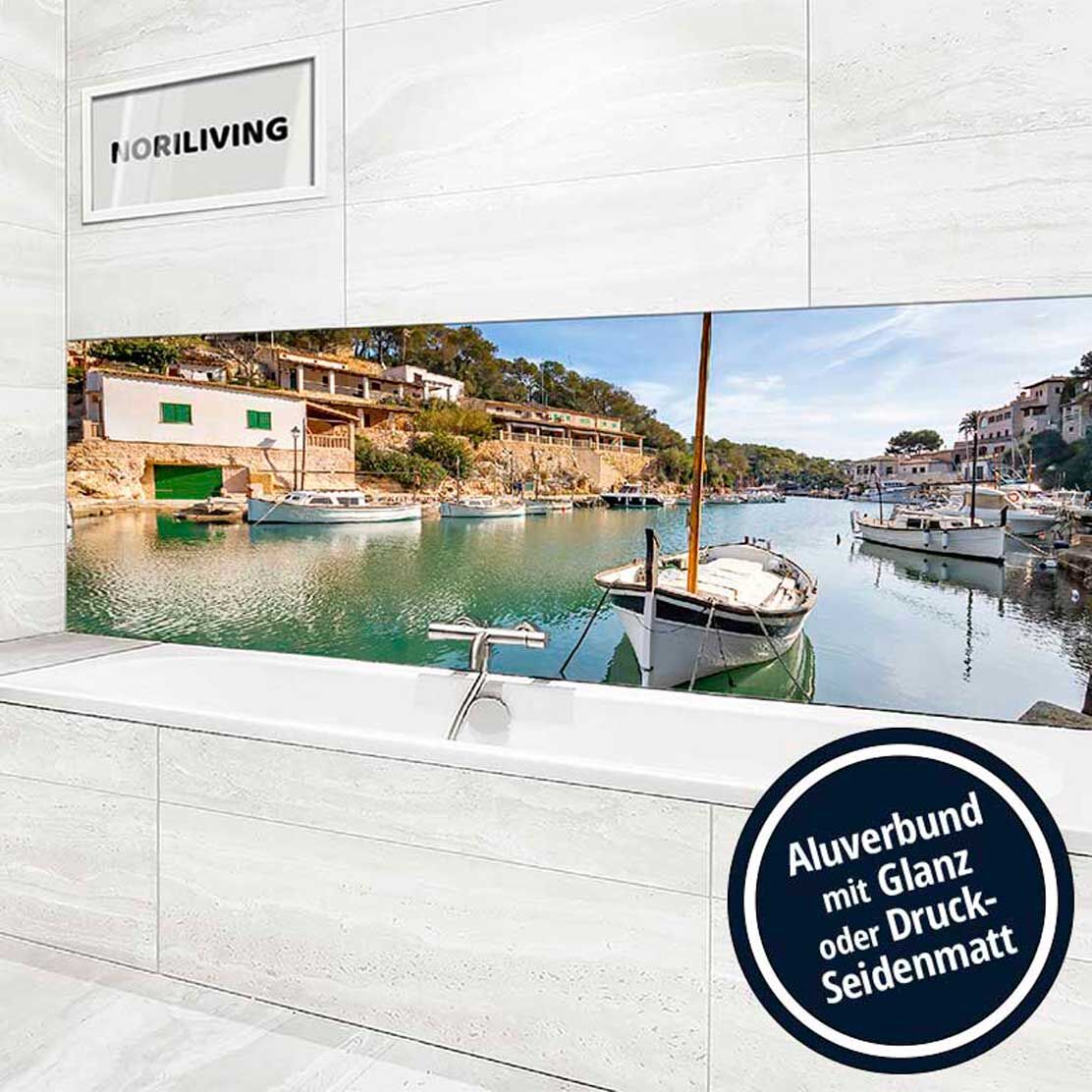 Ansicht des Badrückwand-Motivs Idyllisches Fischerdorf Port De Cala Figuera 889 Höhe zentriert