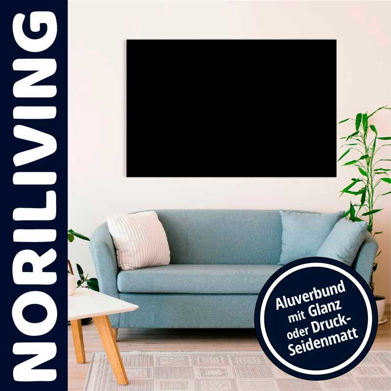 Schickes Wohnzimmer mit blauem Sofa, beigefarbenem Kissen und dekorativem Aluverbund-Druck an der Wand, umgeben von Pflanzen.