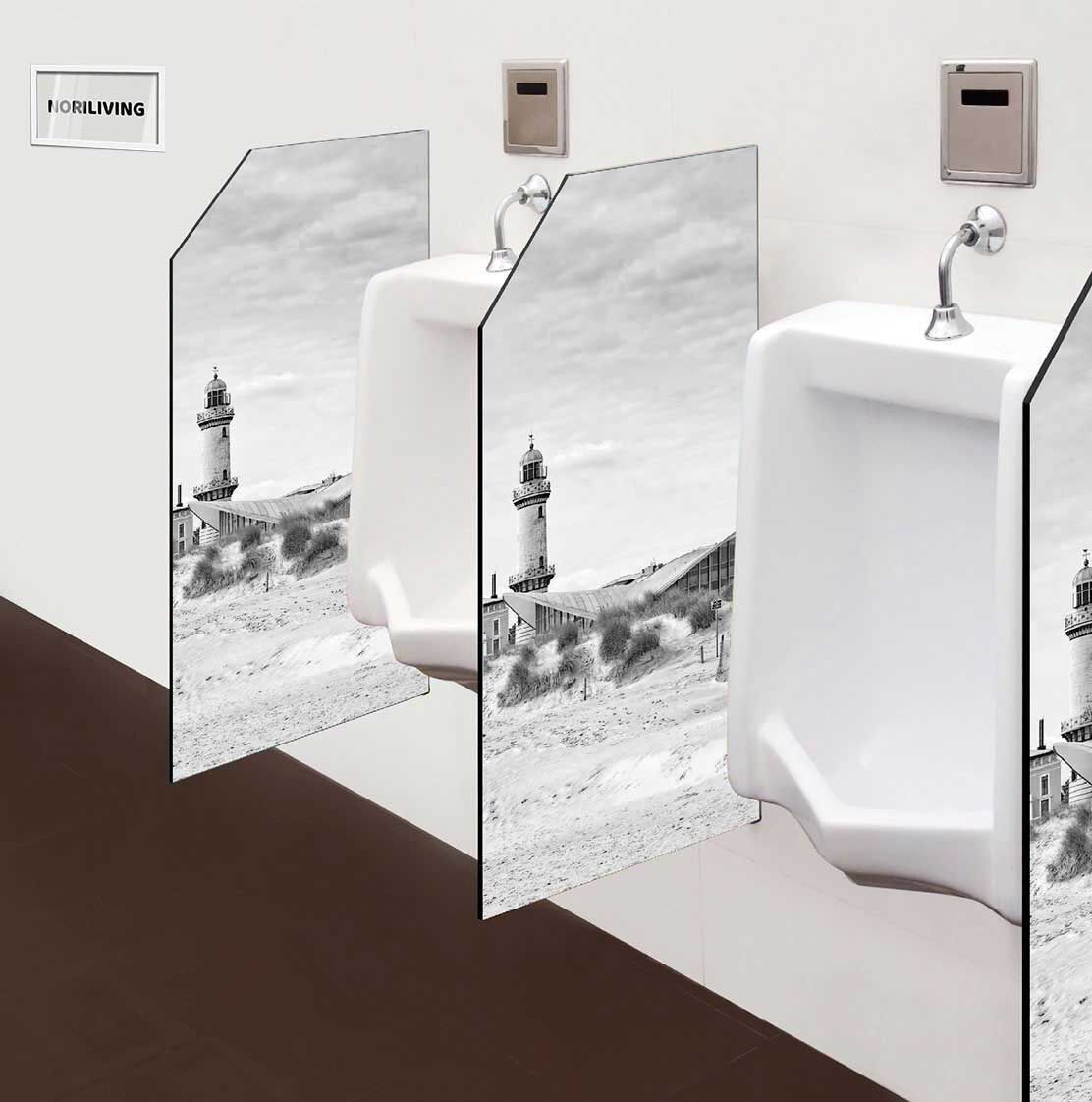 in der Toilette eingebaute Schamwand mit Motiv Leuchtturm und Teepott-Gebäude in Rostock Warnemünde 379 schwarz-weiß