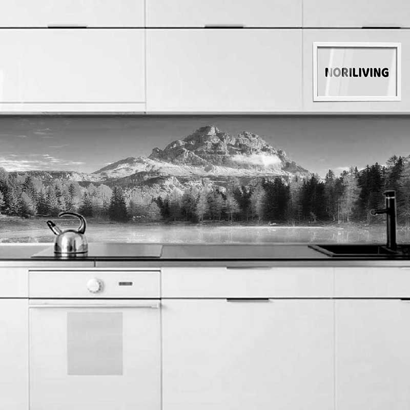 Moderne Küche mit Berg- und Waldlandschaft auf der Rückwand, Wasserkocher auf der Arbeitsfläche