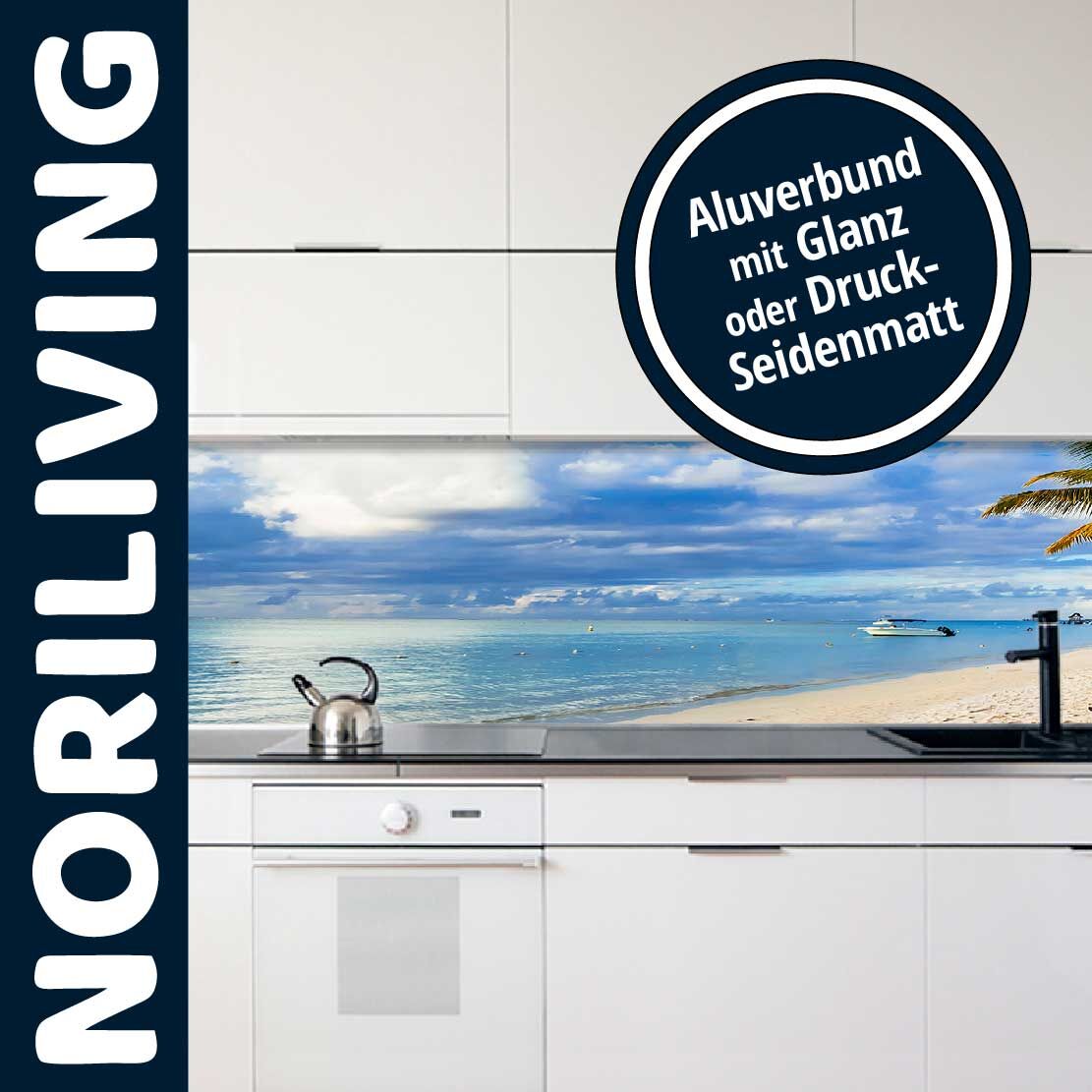 Moderne Küche mit Aluverbund-Rückwand, die ein Strandmotiv zeigt. Erhältlich mit Glanz oder Druck-Seidenmatt.