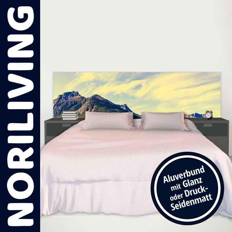 Doppelbett mit Landschaftsmotiv-Kopfteil von Noriliving, graue Nachttische, optionale Alubeschichtung in Glanz oder Seidenmatt, im modernen Schlafzimmer