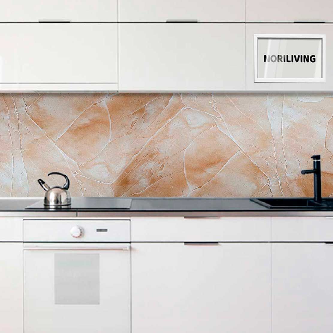 Helle Küche mit Marmor-Optik Fliesenspiegel, weißem Schrank, schwarzer Arbeitsfläche und Wasserkocher.