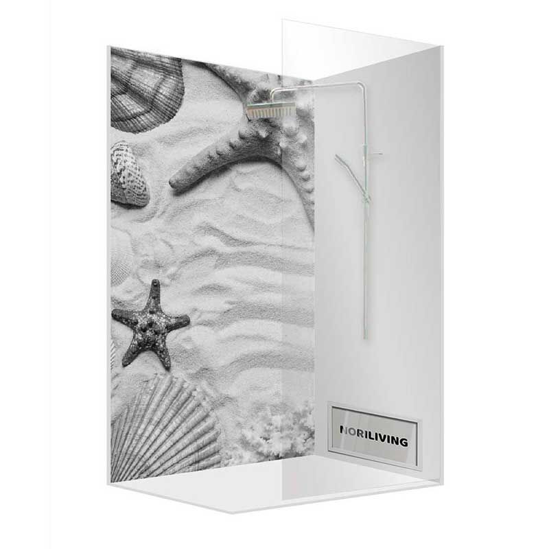 Duschwand mit dekorativem Strand- und Muschelmotiv von NoriLiving