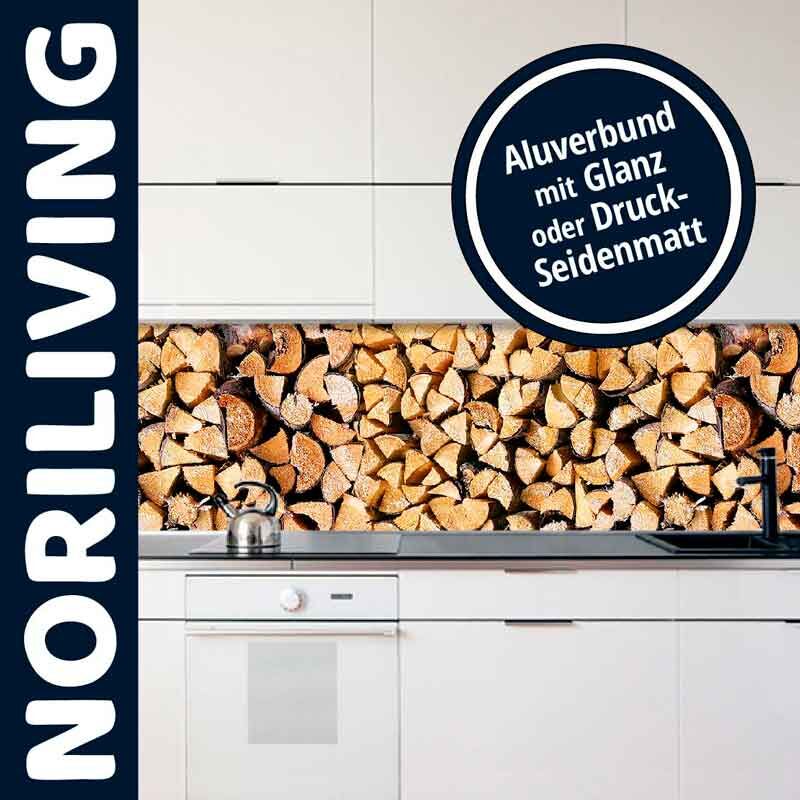 Moderne Küche mit Aluverbund-Rückwand im Holzscheit-Design von NORILIVING, erhältlich in Glanz oder Druck-Seidenmatt