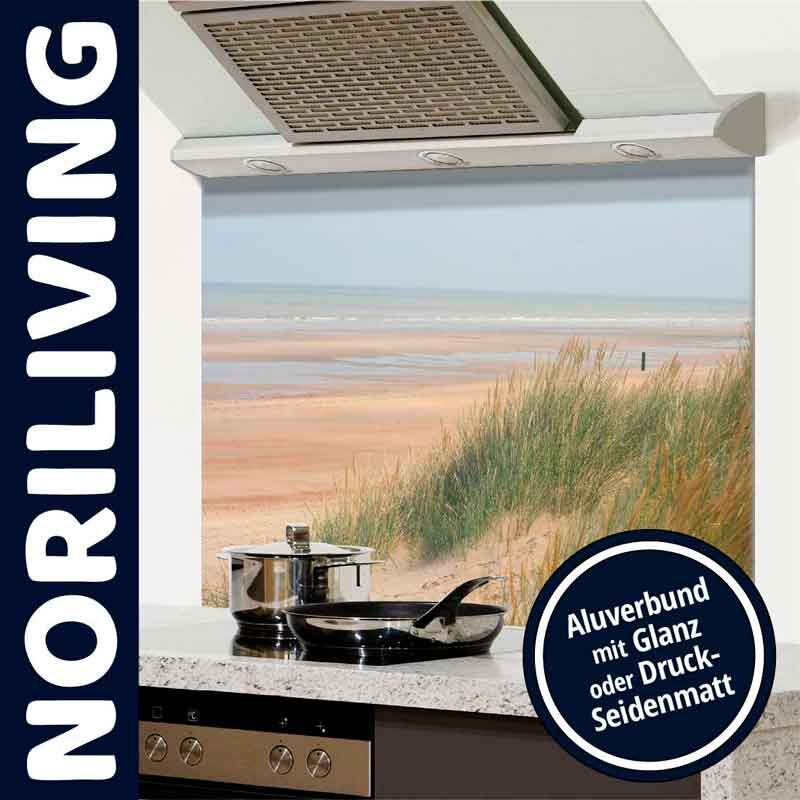 Moderne Küchenrückwand mit Strandmotiv aus Aluverbund von NORILIVING, erhältlich in glänzend oder druckseidenmatt. Abgebildet im Einsatz über einer Küchenzeile mit Dunstabzugshaube.