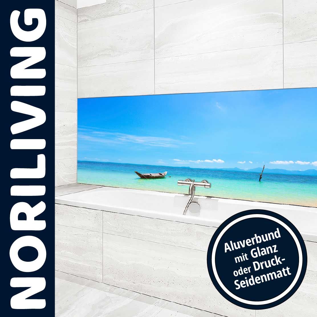 Moderne Badezimmerwand mit Aluverbund-Wandbild, das einen tropischen Strand mit Boot zeigt, erhältlich in Glanz oder Druck-Seidenmatt