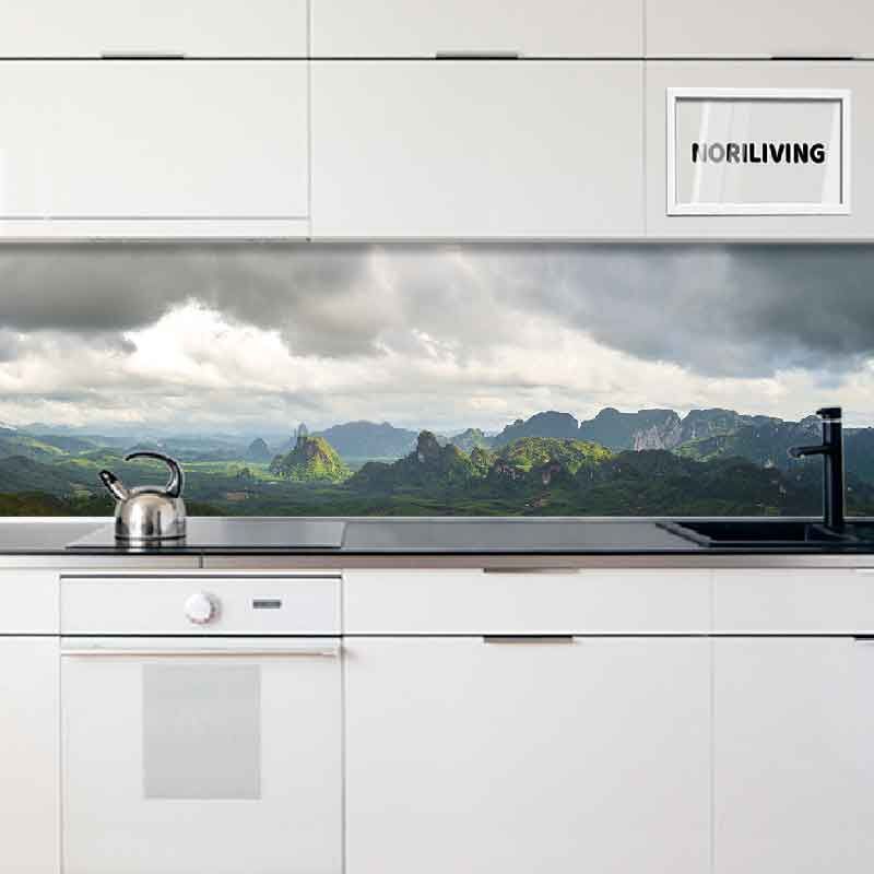 Panorama-Naturlandschaft Rückwand in moderner Küche mit Wasserkocher und Spüle