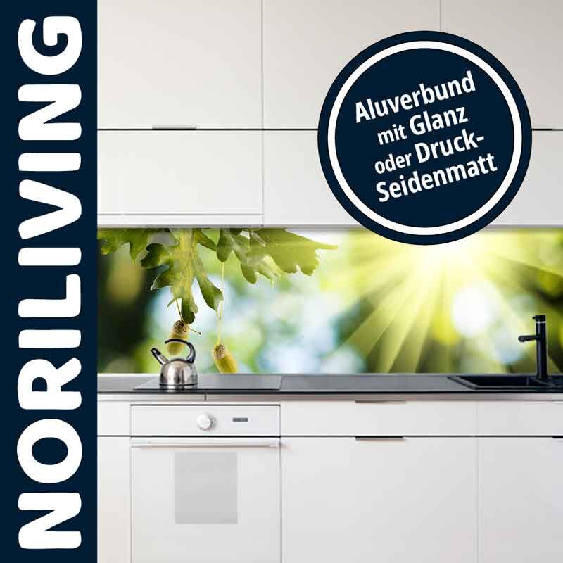 Moderne Küche mit dekorativer Rückwand, die Sonnenstrahlen und Blätter zeigt, und Aluverbund in Glanz oder Druck-Seidenmatt von Noriliving
