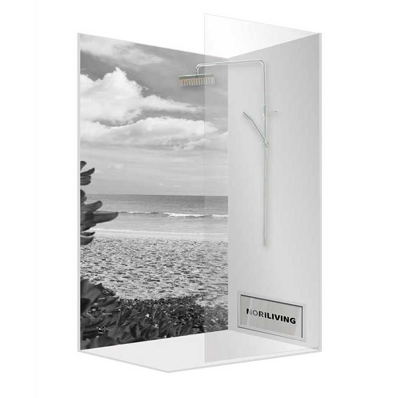 Duschkabine mit einem schwarz-weißen Fotomotiv eines Strandes, kombiniert mit einer hochwertigen Duscharmatur.