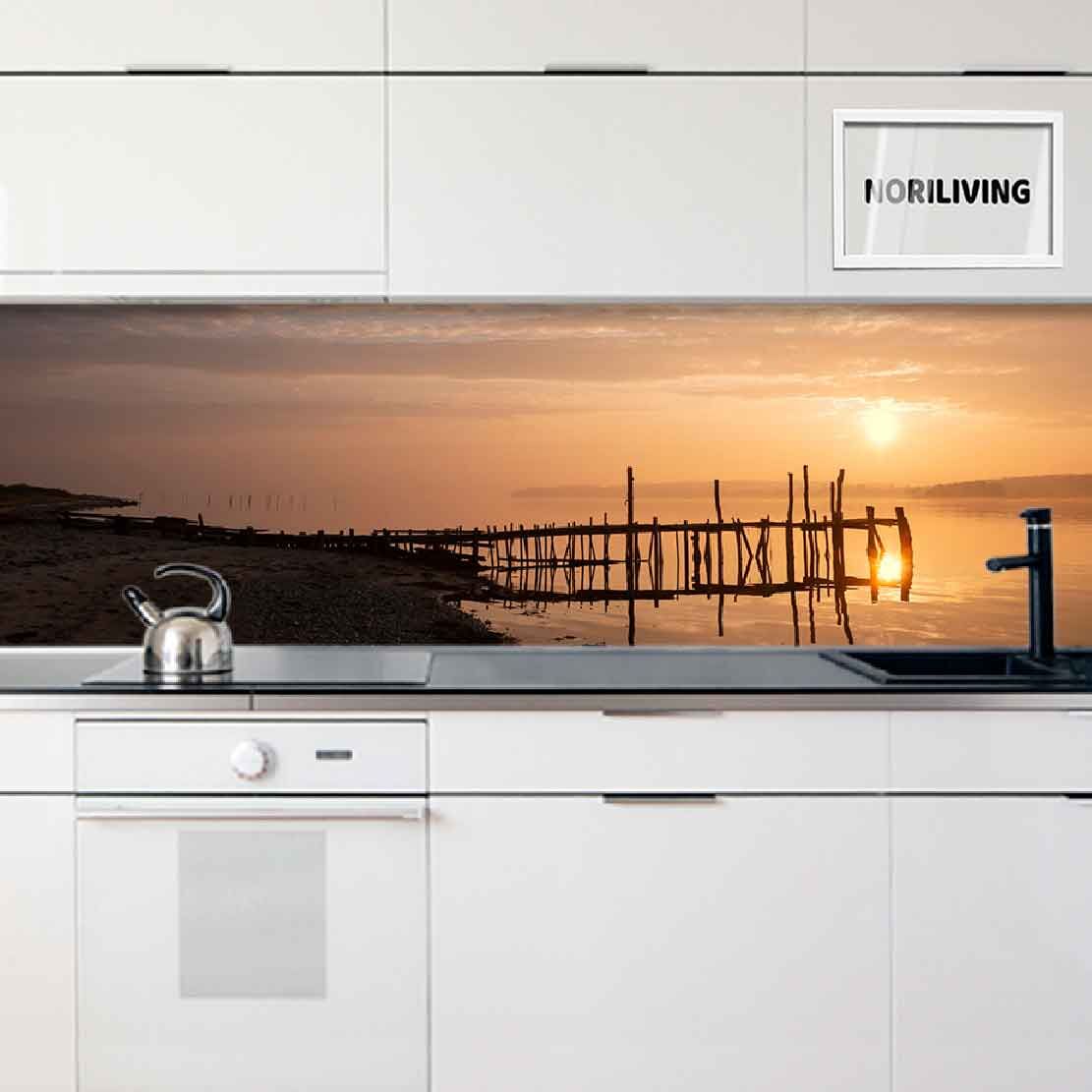 in der Küche eingebaute Küchenrückwand mit Motiv Sonnenaufgang am Meer mit schönem Steg 033