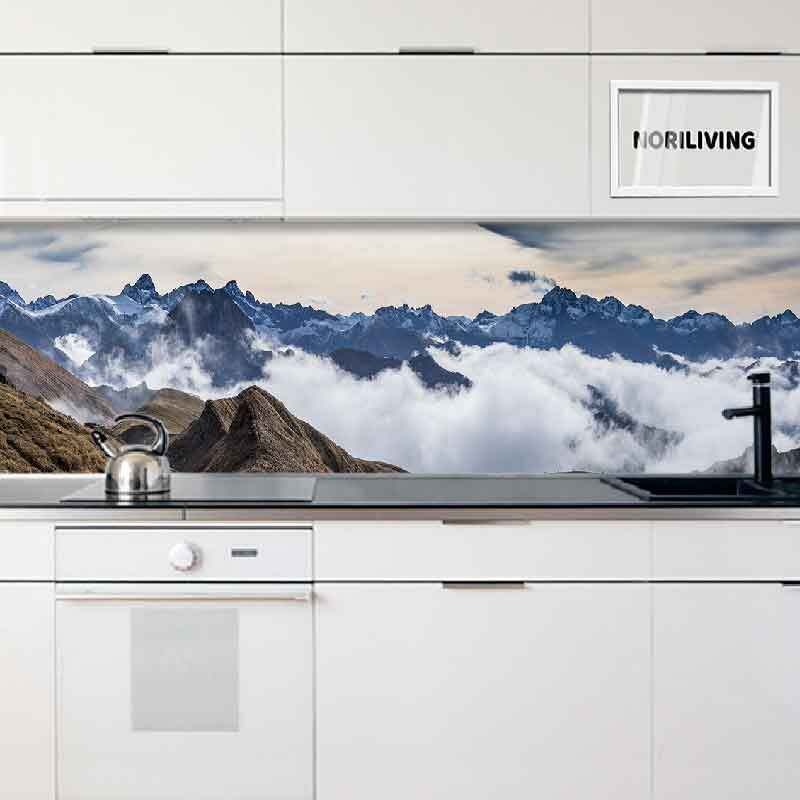 Eine moderne Küche mit einem beeindruckenden Wandbild von Bergen und Wolken.