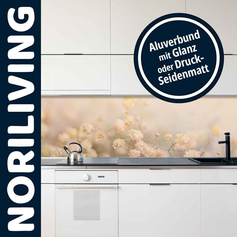 Küchenrückwand mit zartem Blumenprint auf Aluverbund, in Glanz oder Seidenmatt erhältlich