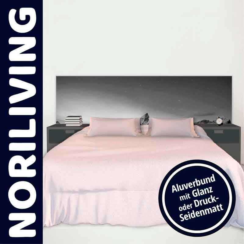 Schlafzimmer mit modernem Bett und stilvollem Kopfteil von Noriliving, präsentiert in Aluverbund mit Glanz oder Druck-Seidenmatt.