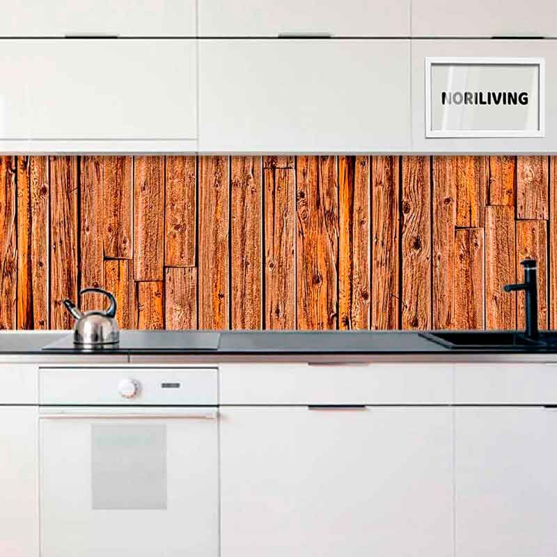 Weiße Küchenzeile mit holzverkleideter Rückwand und Edelstahlwasserkocher