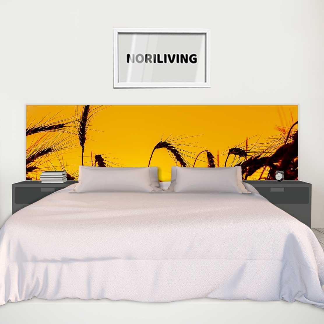 im Schlafzimmer eingebaute Bettrückwand mit Motiv Sonne über Getreidefeld im Sommer 939