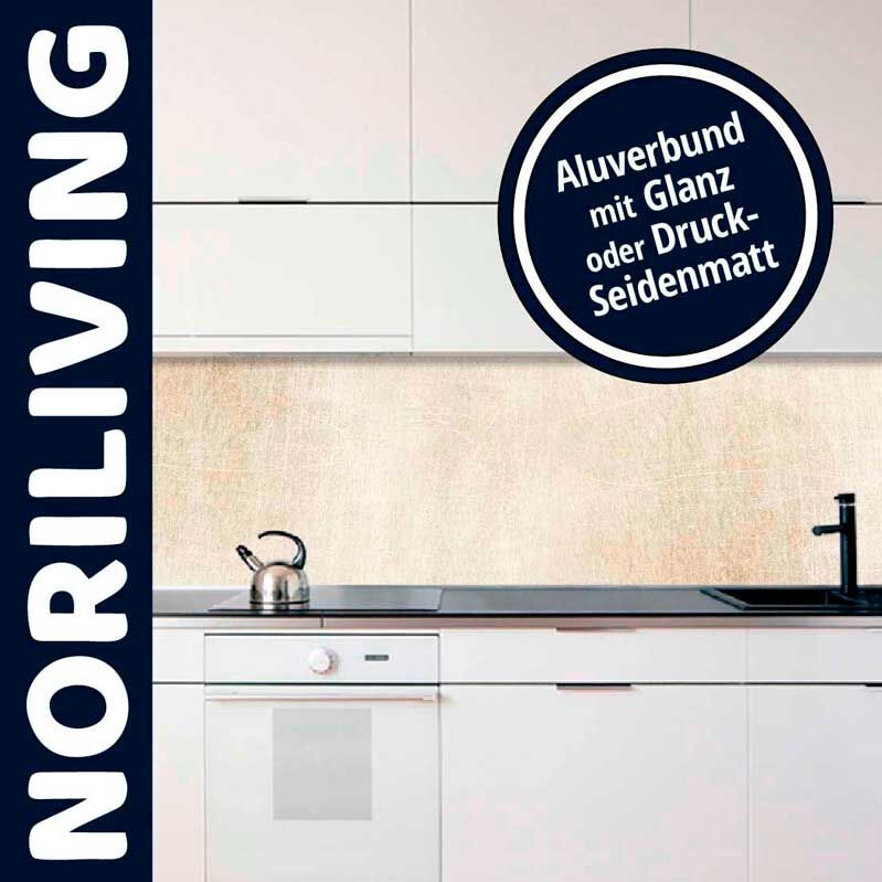 Küche mit heller Aluverbundrückwand, Wasserhahn und Wasserkocher auf der Arbeitsplatte