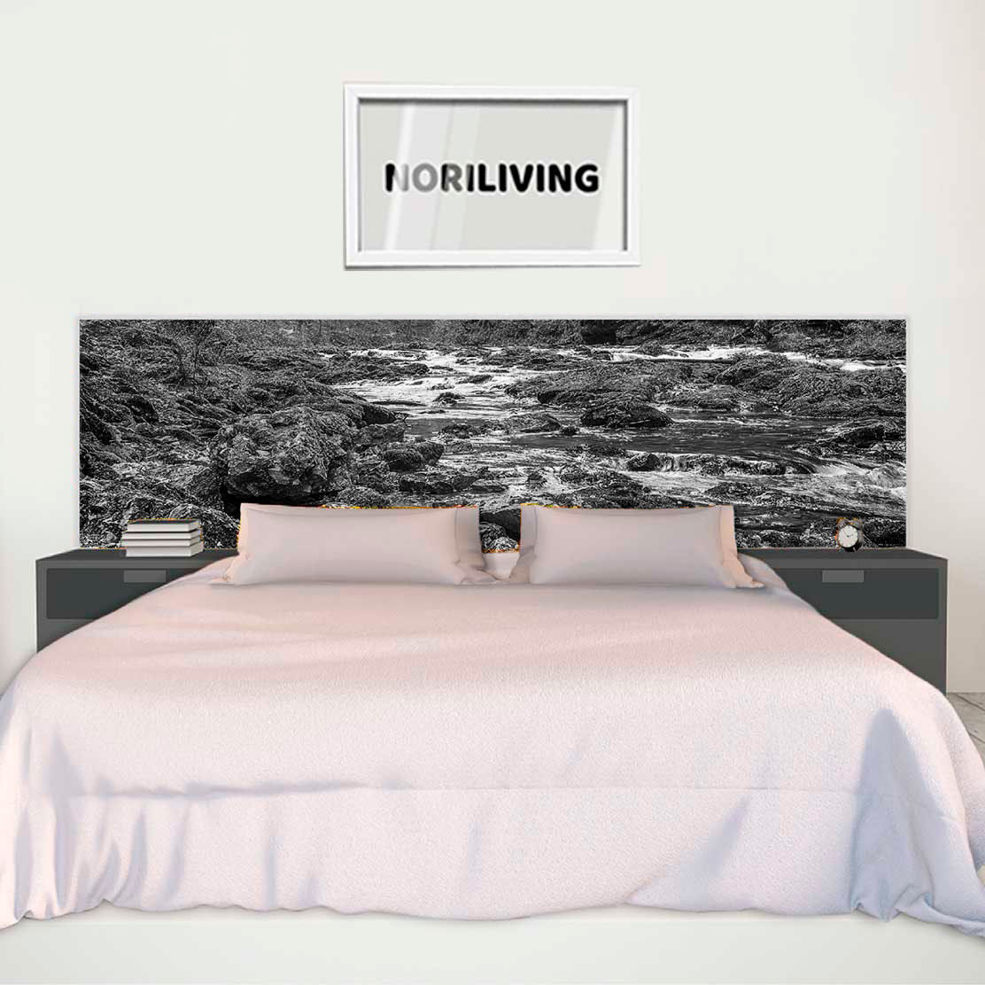 im Schlafzimmer eingebaute Bettrückwand mit Motiv Herbstlandschaft mit Bach 032 schwarz-weiß