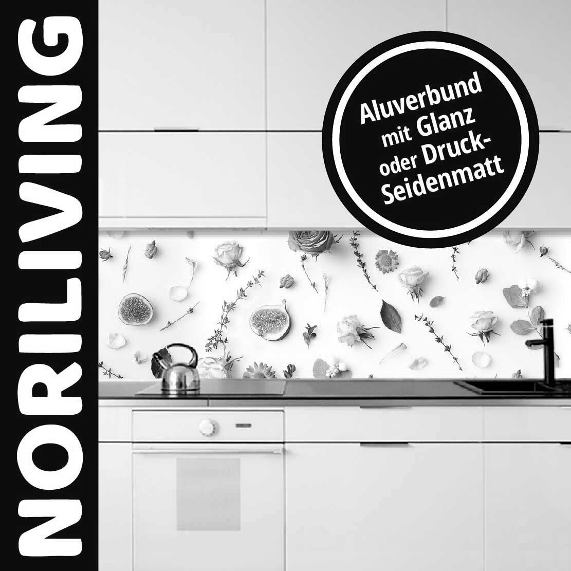 Moderne Küchenrückwand mit floralem Design, erhältlich in Glanz oder Druck-Seidenmatt, integriert in eine stilvolle Kücheneinrichtung