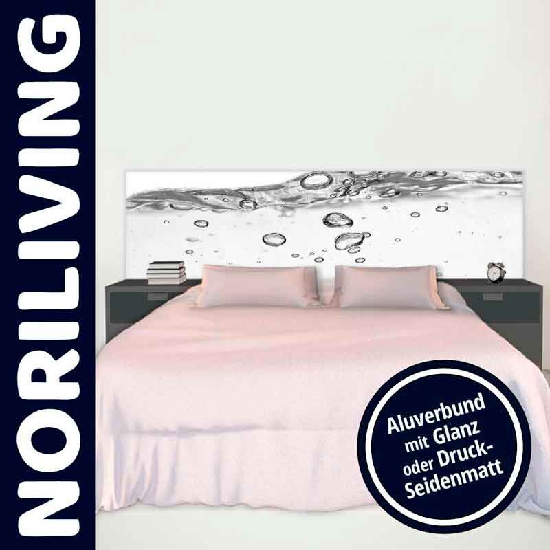 Ein stilvolles Schlafzimmer mit einem Aluverbund-Kopfteil, verziert mit einem Wasserblasen-Design. Elegante Einrichtung mit bequemer Bettwäsche.