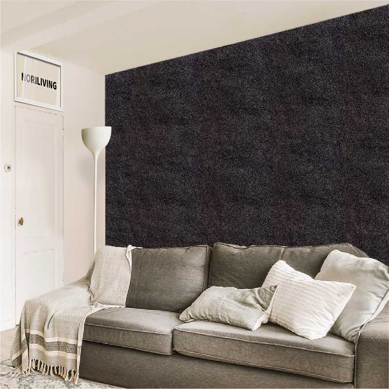 Modernes Wohnzimmer mit grauem Sofa, weißen Kissen und schwarzer Akzentwand