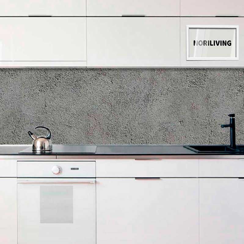 Helle, minimalistische Küche mit einem grauen Spritzschutz, Wasserkocher und schwarzem Wasserhahn