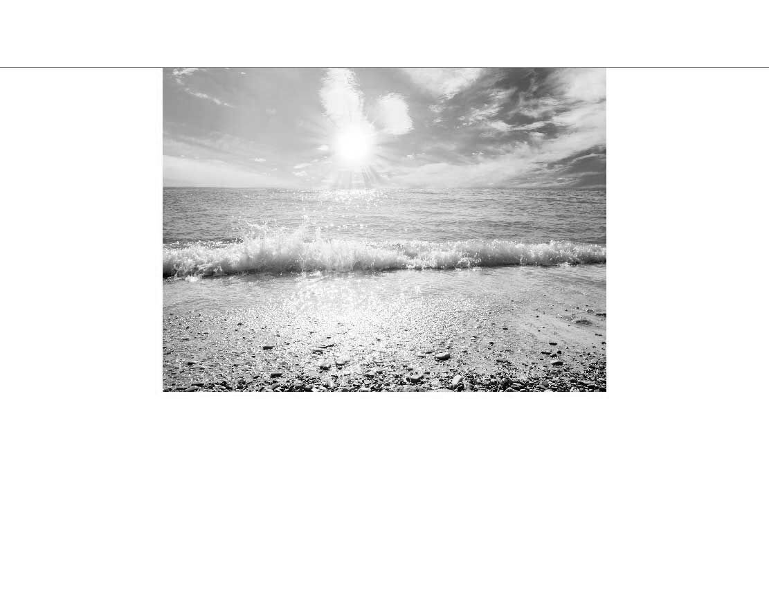 S/W-Bild eines Strandes mit Wellen und strahlender Sonne am Horizont