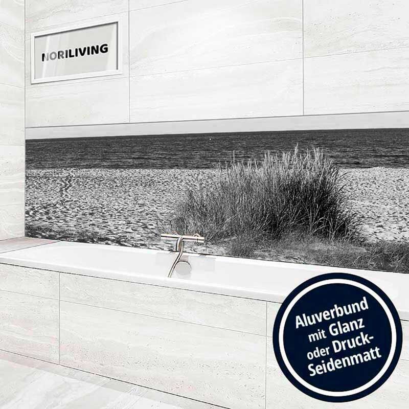 Helles Badezimmer mit Badewanne und schwarz-weißer Strandmotiv-Rückwand aus Aluverbund