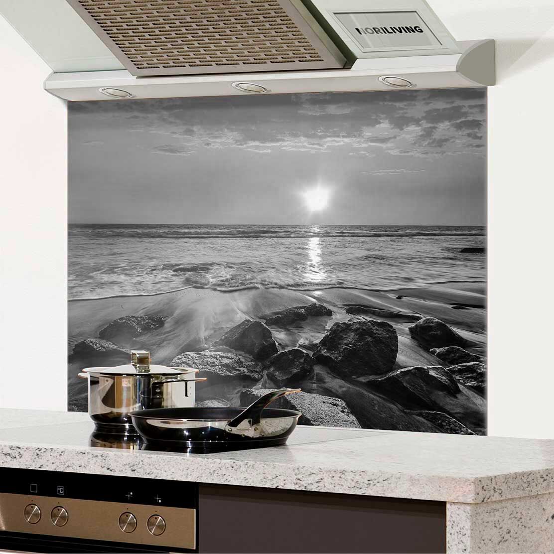 in der Küche eingebauter Spritzschutz Küche - Herd mit Motiv Wellen und Felsen am Strand bei Sonnenuntergang 844 schwarz-weiß