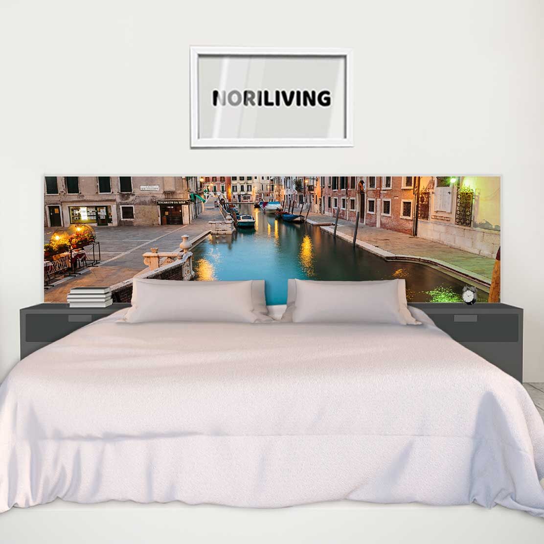 im Schlafzimmer eingebaute Bettrückwand mit Motiv Kanal in Venedig 355