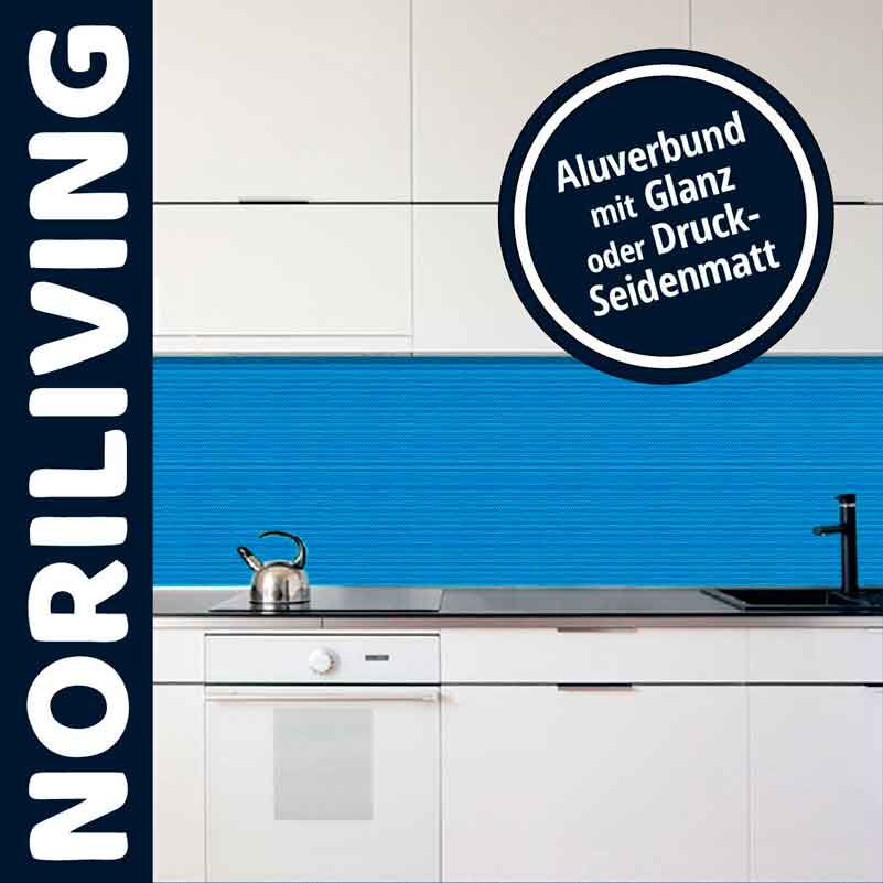 Küche mit weißem Schrank und blauem Aluverbund-Rückwandpaneel von Noriliving, erhältlich mit Glanz oder Druck-Seidenmatt.