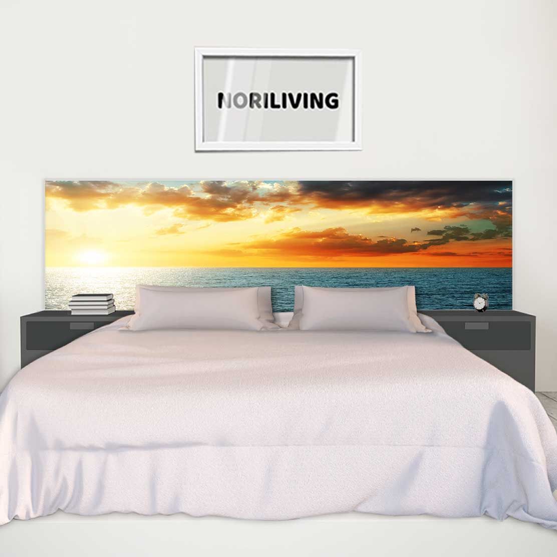 im Schlafzimmer eingebaute Bettrückwand mit Motiv Sonnenuntergang in Wolken über dem Meer 362