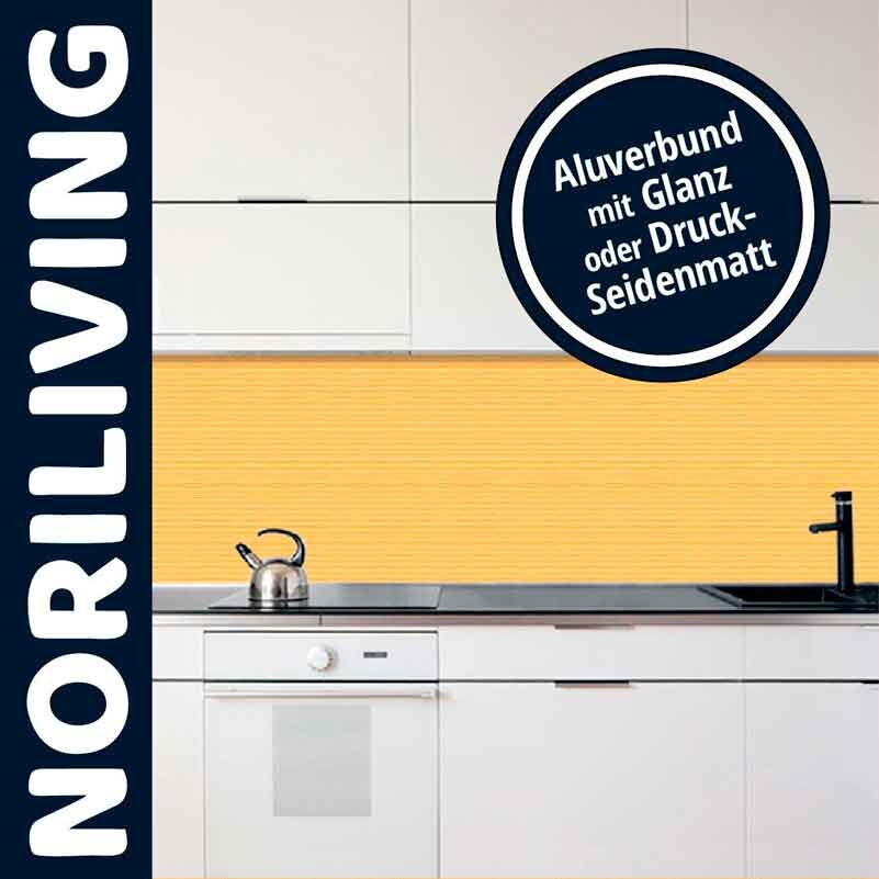 Küchenansicht mit weißer Einrichtung und einer Aluverbund-Rückwand in gelber Farbe von Noriliving