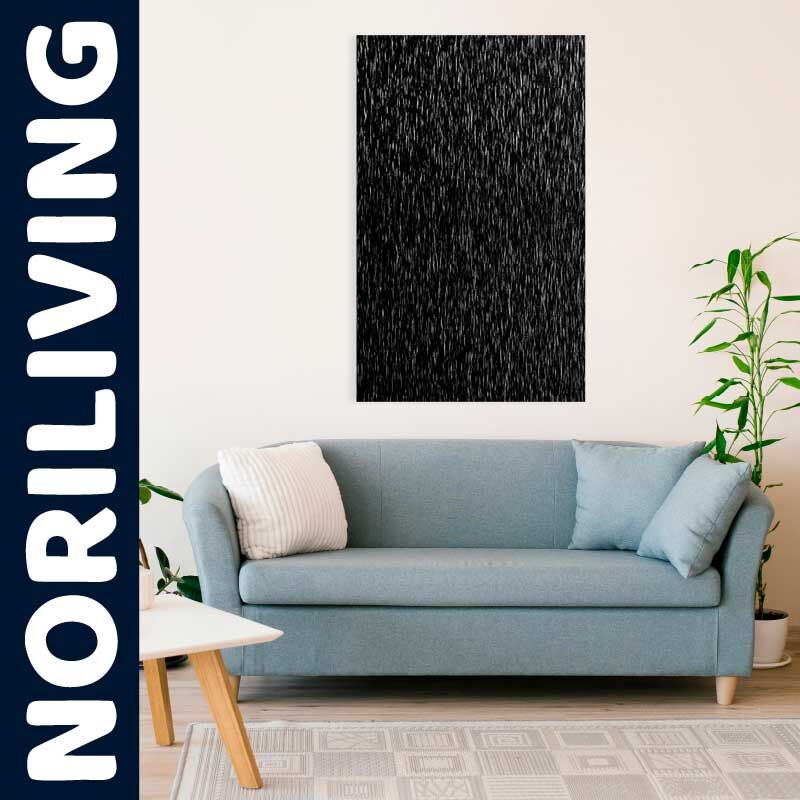 Modernes Wohnzimmer mit grauem Sofa und stilvollem Wandbild Wohnzimmer mit grauem Sofa, dekorativen Kissen und modernem, abstraktem Wandbild in Schwarz-Weiß neben einer Zimmerpflanze auf hellem Teppich