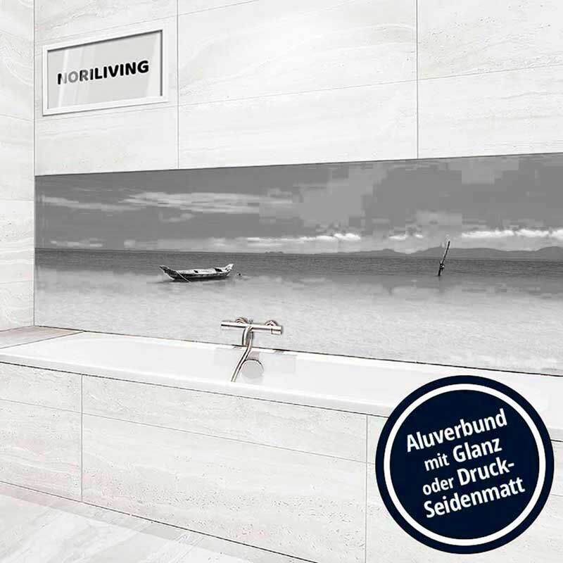 Badezimmer mit wandmontiertem Aluverbundbild eines Bootes auf ruhigem Meer, erhältlich in Hochglanz oder Druck-Seidenmatt