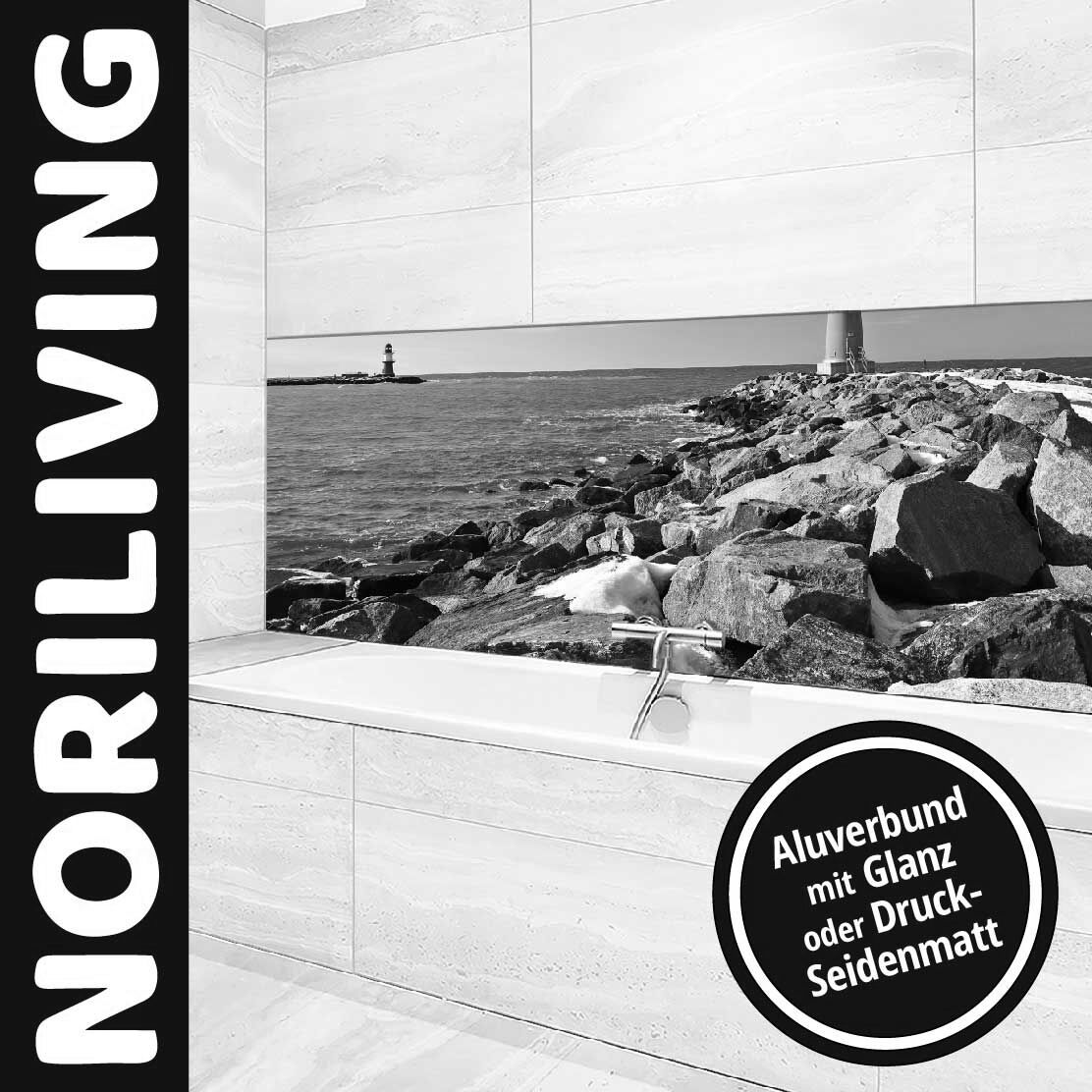 Elegantes Badezimmer mit Wandverkleidung aus Aluverbund, zeigt Meer und Leuchtturm